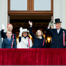 The Royal Family greets the Oslo children’s parade from the Palace Balcony. Photo: Vegard Wivestad Grøtt / NTB scanpix